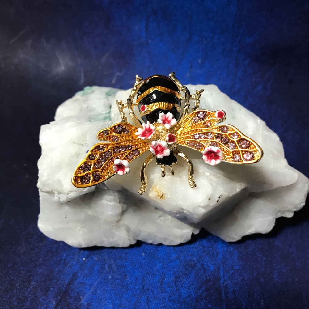 Gorgeous gold tone bumblebee with flowers brooch - Picture 4 of 5